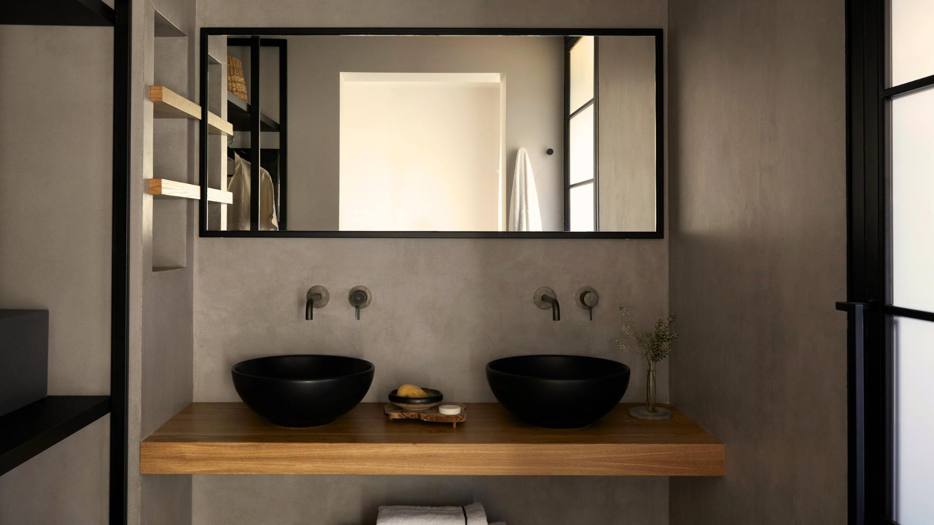 Seaview Suite – Main Building Bathroom
