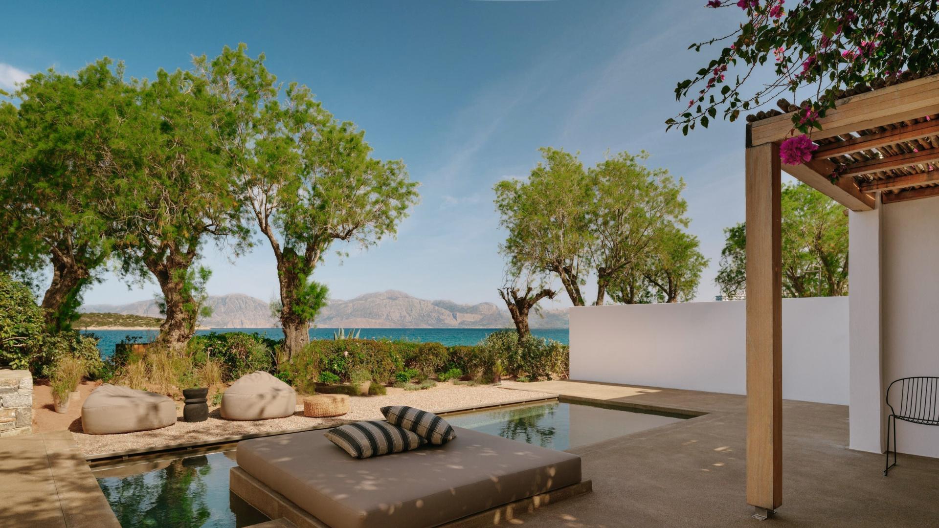 Superior Seafront Bungalow with Private Pool Area with View
